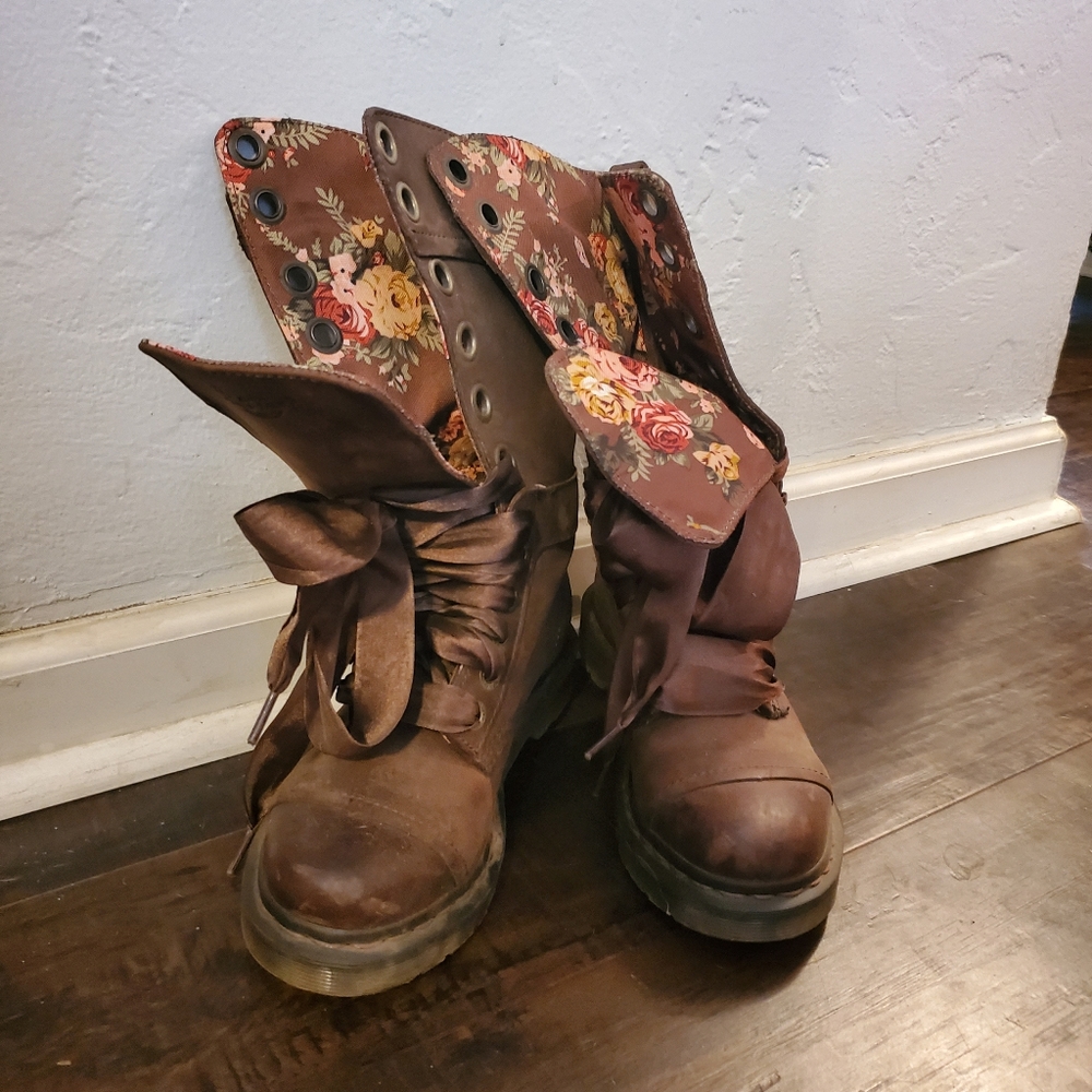 Dr martens triumph 1914 lace up boots